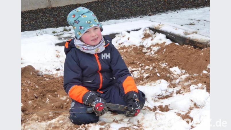 Auch der fünfjährige Paul aus Schirmitz war zusammen mit seiner Mutter auf Schatzsuche im Sandkasten. Bild: fsb