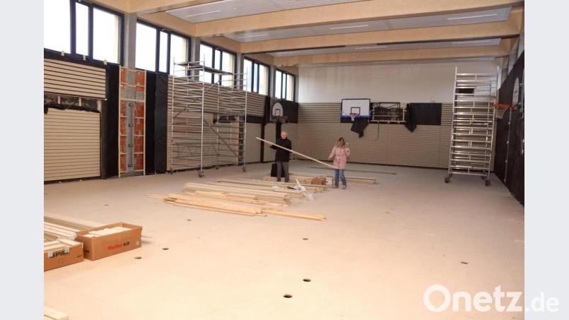 Auf die Vereine und die Grundschule wartet eine neue Turnhalle. Am liebsten würden Bürgermeister Günter Kopp und Corina Reinhart jetzt schon die Bretter beiseite räumen, um sie für die Sportler frei zu machen. Aber die Athleten müssen noch etwas warten. Bild: bkr