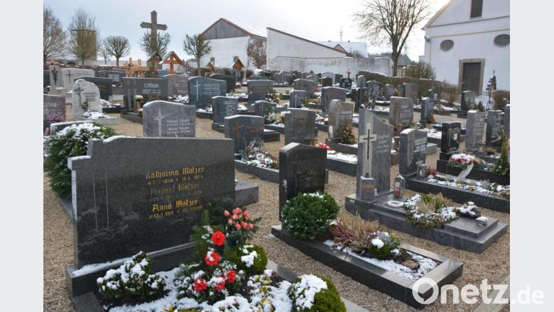 Zum 1. Januar 2021 steigen die Gebühren für Gräber auf dem Leonberger Friedhof. Bild: jr