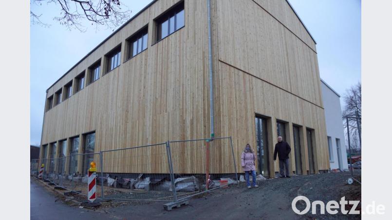 Die Ost- und Südseite des Bürgerhauses mit der Turnhalle: Mit heimischen Lärchenbrettern ist der Komplex verschalt. Bild: bkr