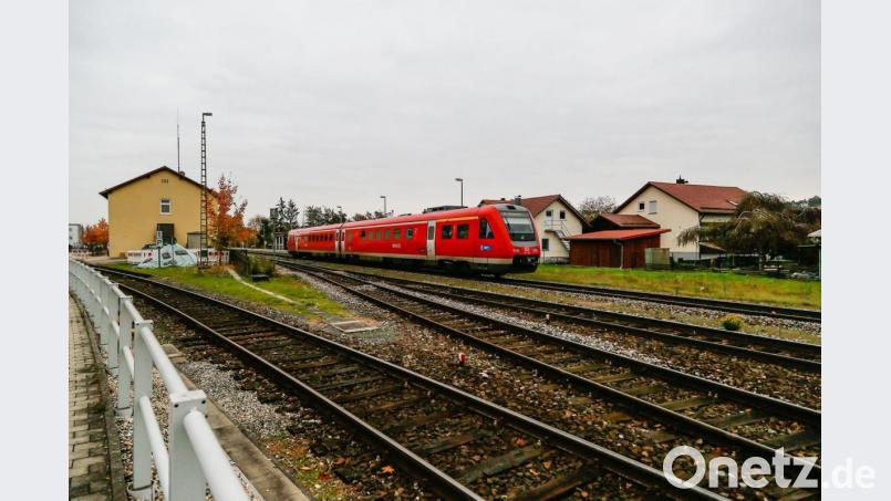 Der Bahnhof Maxhütte-Haidhof könnte künftig mehr Bedeutung erhalten, wenn die Strecke nach Burglengenfeld aktiviert wird. Das abzweigende Gleis im Bild links führt über Teublitz nach Burglengenfeld. Bild: Clemens Hösamer