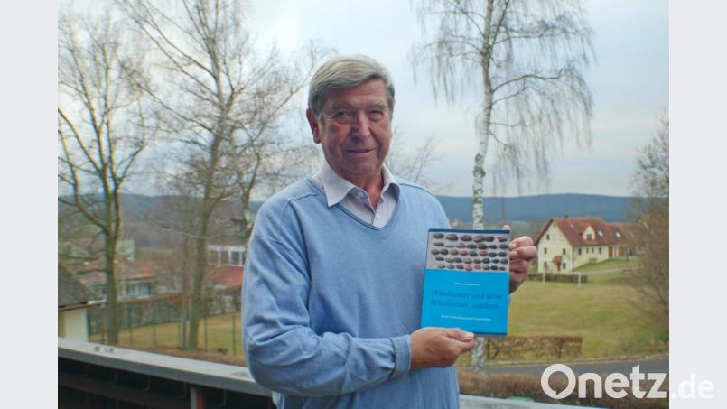 Reinhard Schwenecke mit seinem Buch zu dem geologischen Thema &quot;Windkanter&quot; Bild: enz