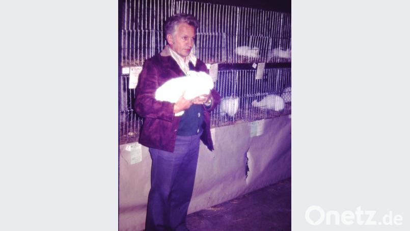 Rudi Stepan mit seinem Prachtexemplar bei einer der alljährlichen Kaninchen-Lokal- und Leistungsschauen im ehemaligen Rasel-Anwesen. Archivbild: sh