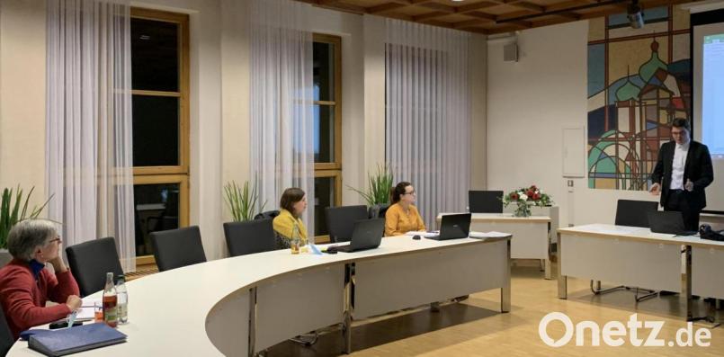 AOVE-Archivar David Austermann (rechts) erläutert die Archivierung von Dokumenten anhand des Bayerischen Einheitsaktenplans. Bild: Katja Stiegler