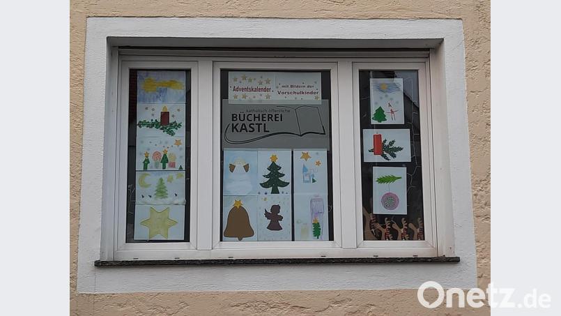 Jeden Tag im Dezember wurde ein weiteres Türchen des Adventskalenders geöffnet. Noch in den nächsten Tagen können die Bilder der Vorschulkinder vom Kinderhaus Pusteblume in den Fenstern der Bücherei Kastl betrachtet werden. Die Bücherei bietet während des Lockdowns einen Lieferdienst an. Bild: rpp
