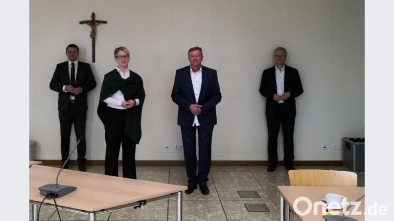 Dominique Gottwald ist die neue Geschäftsführerin des Jobcenters Schwandorf. Viel Erfolg wünschten ihr (von links) Landrat Thomas Ebeling, ihr Vorgänger Günter Burgerspfleger und Agenturleiter Markus Nitsch. Bild: Manuel Fischer/exb