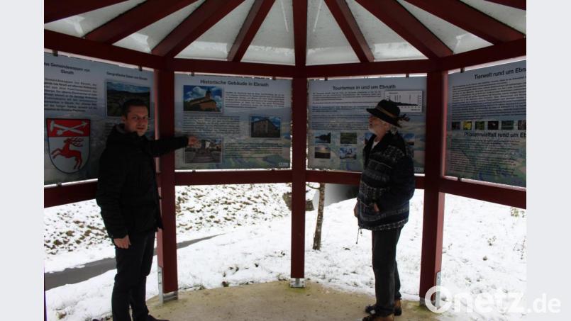 Bürgermeister Wolfgang Söllner(links) und Martin Exner bewundern die Informationstafeln über den Ort Ebnath. Bild: soj