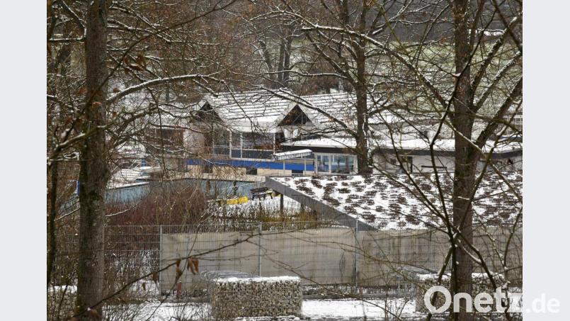 Die Wärmehalle des Sulzbach-Rosenberger Waldbads zeigt sich zum letzten Mal in winterlichem Kleid. Im Frühjahr sollen die Abbriss-Bagger anrücken. Bild: Petra Hartl