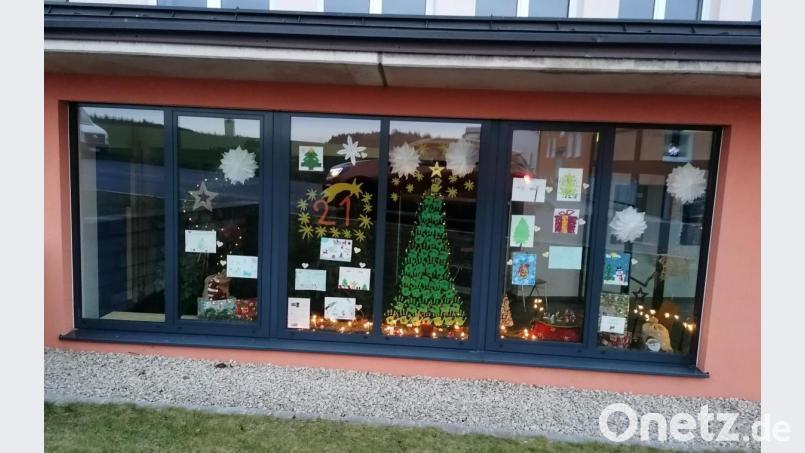 Nicht nur Privatpersonen nahmen an der Aktion „Ein Dorf soll leuchten“ teil. Auch der TSV Krummennaab verschönerte das Foyer der Turnhalle mit selbst gemalten Bildern und Sternen. Bild: vsr