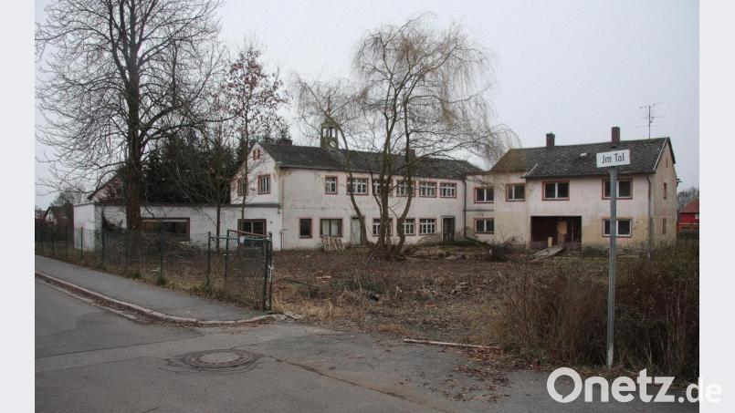 Die ehemalige Porzellanmanufaktur Kuba soll abgerissen werden. Der Komplex ist Eigentum der Marktgemeinde Wiesau und steht unweit des Senioren- und Pflegeheims „Haus Steinwaldblick“. Bild: wro