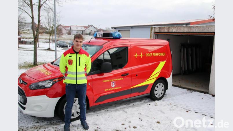 Leiter Justin Goß vor dem Einsatzfahrzeug der &quot;First-Responder&quot;-Gruppe der Feuerwehr Kirchenthumbach, das bedingt durch den zweiten Lockdown zur Zeit in der Garage hinter dem Feuerehrhaus steht Bild: jma