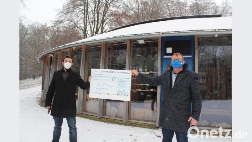 Marco Kellner (links) übergab den symbolischen Scheck an Andreas Schmiedinger vom Lernort Natur-Kultur. Bild: fph