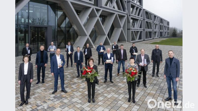 Zwölf Jubilare wurden von den IGZ-Gründern Johann Zrenner (Dritter von links) und Wolfgang Gropengießer (Zweiter von rechts), den Geschäftsführern Alfred Meyer (Siebter von links) und Christian Mattes (Sechster von rechts) sowie Katharina Zrenner (links) und Philipp Gropengießer (rechts) geehrt. Bild: Bernd Schönfelder/exb