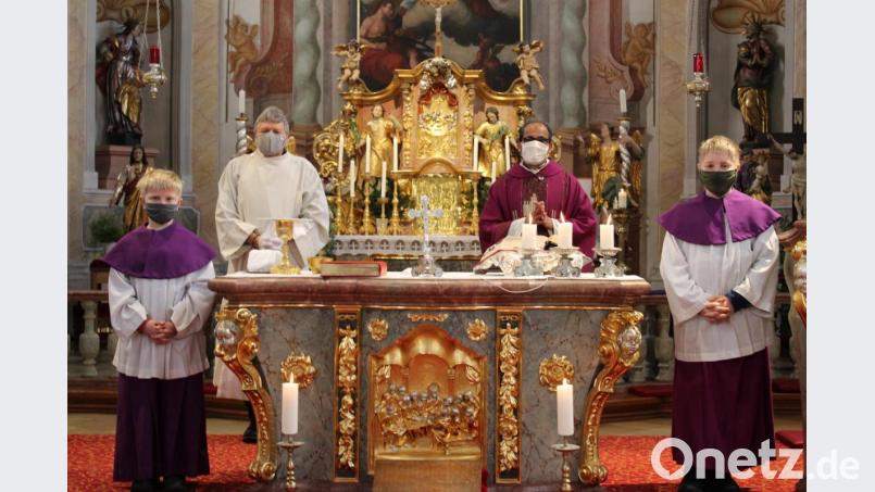 Der neue Ministrant Simeon Köstler (von links) zusammen mit Mesner Wolfgang Plonner, Pfarradministrator Pater George Parankimalil und Samuel Köstler, der Bruder des neuen Ministranten. Bild: Wolfgang Plonner/exb