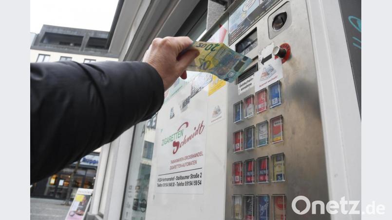 Zigarettenautomaten wie hier in Weiden sind rar geworden. Bild: Gabi Schönberger