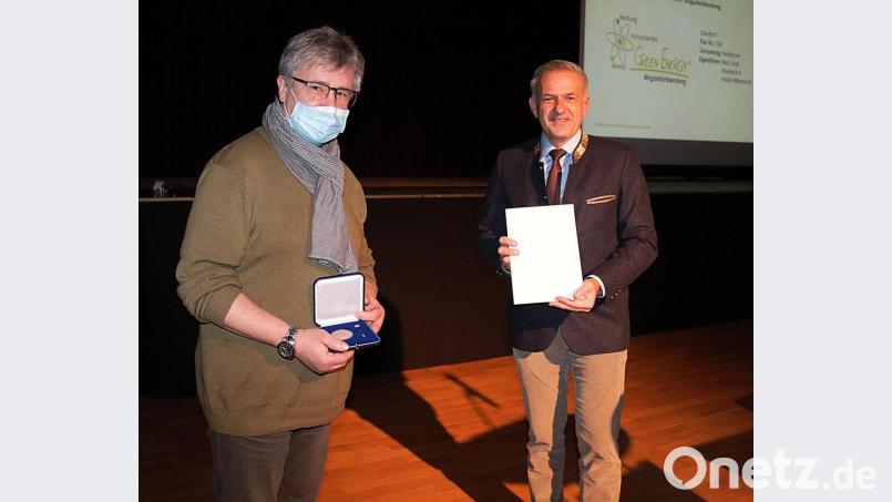 Die Überreichung der kommunalen Verdienstmedaille an Bürgermeister Wolfgang Braun (links im Bild) fand bei einer Bürgermeisterdienstversammlung statt. Zur Auszeichnung gratulierte Landrat Roland Grillmeier (rechts). Bild: Stefan Malzer/Landratsamt Tirschenreuth/exb