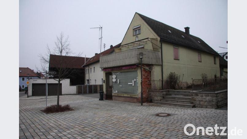 Das 1879 erbaute Lebensmittelgeschäft Härtl steht schon seit vielen Jahren leer. Für das abbruchreife Anwesen am Kirchplatz suchte die Gemeinde bislang vergeblich nach einem Käufer. Bild: wro