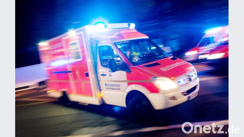 Rettungskräfte brachten den Lastwagen-Fahrer sofort ins Klinikum nach Marktredwitz. Symbolbild: Marcel Kusch/dpa