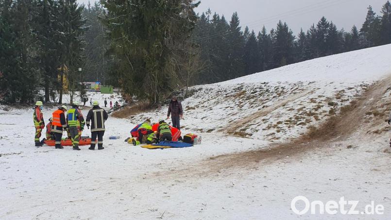 Es liegen nur wenige Zentimeter Naturschnee am Rotbühl. Die Rodler sind dort trotzdem unterwegs. Am Samstag verunglückte ein Kind beim Schlittenfahren. Bild: upl