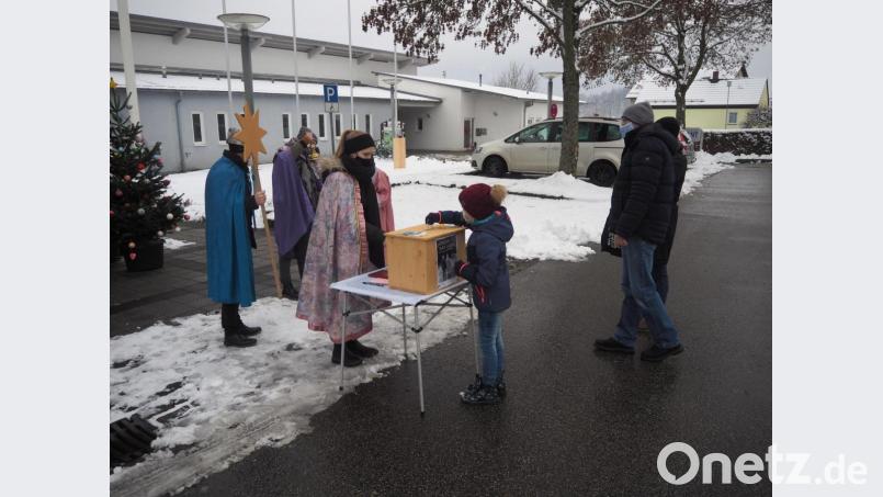 In Coronazeiten kommt die Bevölkerung zu den Heiligen Drei Königen. Nicht umgekehrt. Am Mittwoch, 6. Januar, stehen die Gruppen wieder vor dem Eingangsbereich, singen und sammeln Spenden für Kinder. Bild: stn