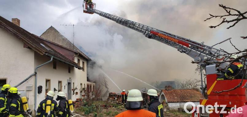 Bei einem Scheunenbrand in Hannesried kam die Drehleiter der Feuerwehr Schönsee zum Einsatz. Insgesamt waren die Aktiven im abgelaufenen Jahr zu 32 Einsätzen ausgerückt. Archivbild: FFW Schönsee/Hubert Flöttl