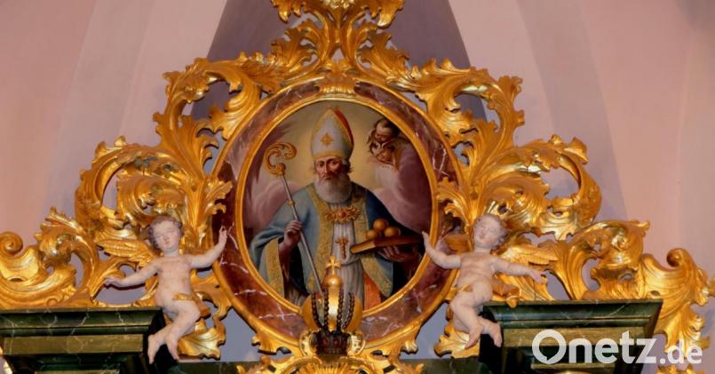 Das wertvolles Akanthusschnitzwerk, der Meister ist unbekannt, mit Bild des Kirchenpatrons St. Nikolaus soll nach erfolgter Innensanierung noch mehr strahlen. Bild: le