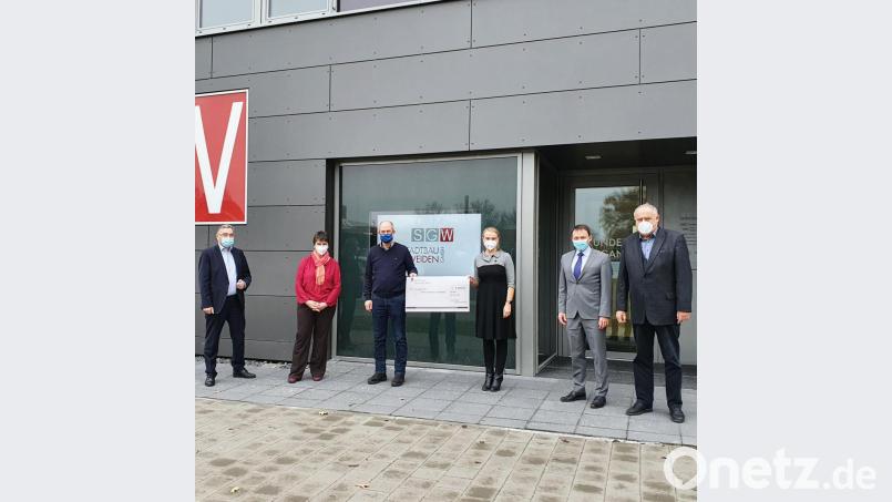 Bei der Spendenübergabe sind dabei (von links) Günther Kamm (Geschäftsführer SGW), Manuela Humig (Teamleitung Kinder- und Jugendmedizin), Hans Blum (Stadtrat), Michaela Hutzler (Medizinische Direktorin), Oberbürgermeister Jens Meyer und Bürgermeister Lothar Höher. Bild: Felix Schaller/exb