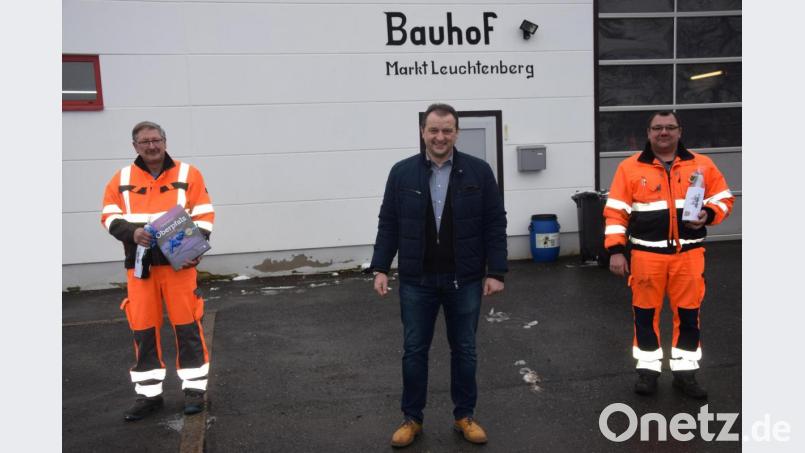 Mit Abstand begrüßt Bürgermeister Anton Kappl (Mitte) den neuen Wasserwart Marco Norgauer (rechts), der die Nachfolge von Josef Pausch (links) antritt. Bild: fz