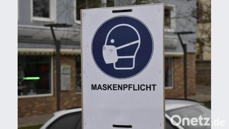 In der Auerbacher Innenstadt weisen Mitte Dezember Schilder auf die kurzfristig umgesetzte Maskenpflicht hin. Damit reagierte die Stadt auf den starken Anstieg der Coronainfektionen innerhalb weniger Tage. Archivbild: sck