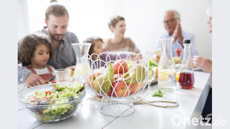 Gemeinsames Essen macht Familien stark, sagt die Sozialpädagogin und Gesundheitstrainerin für Vollwerternährung, Theresia Kunz. Wichtig ist auch, sich beim Essen hinzusetzen. Archivbild: Mijo/dpa