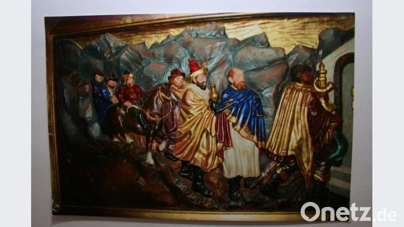 Obwohl in Bayern der Dreikönigstag sogar Feiertag ist, sind Darstellungen der Heiligen Drei Könige mit Gefolge außer in der Weihnachtszeit nur in der Pfarrkirche St. Laurentius in Eschenbach zu sehen, wo sie die „Predella“, wie das Türchen des Tabernakels genannt wird, zieren. Bild: gpa