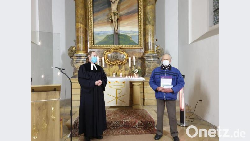 Pfarrer Matthias Weih (links) verabschiedet Friedhofswart Kurt Dreyer. Bild: bk