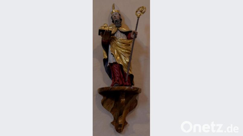 Die Statue des Kirchenpatrons St. Nikolaus hat im Bergkirchlein am Altar einen festen Platz. Bild: le