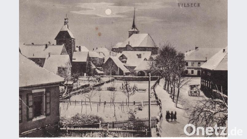 Eine Winteridylle vor gut 100 Jahren: So zeigte sich der Blick auf die Vilsecker Mühlstraße, wie diese historische Aufnahme beweist. Repro: rha