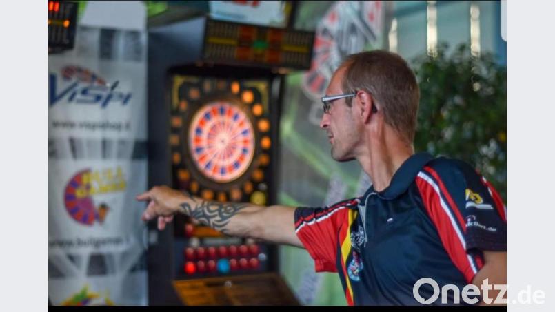 Michael Kastner bei seinem liebsten Hobby, dem Dartspiel. Bild: Kastner