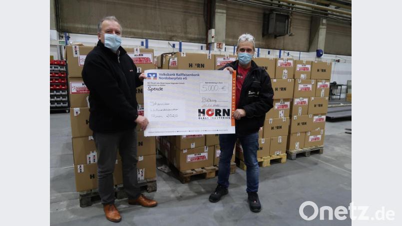 Nicht nur 222 Päckchen konnte Horn-Vorstandsvorsitzender Stephan Meindl (links) an Weihnachtstruckfahrer Ludwig Wüst (rechts) übergeben, Meindl überreichte auch eine Spende in Höhe von 5000 Euro. Bild: Horn Glass Industries/exb