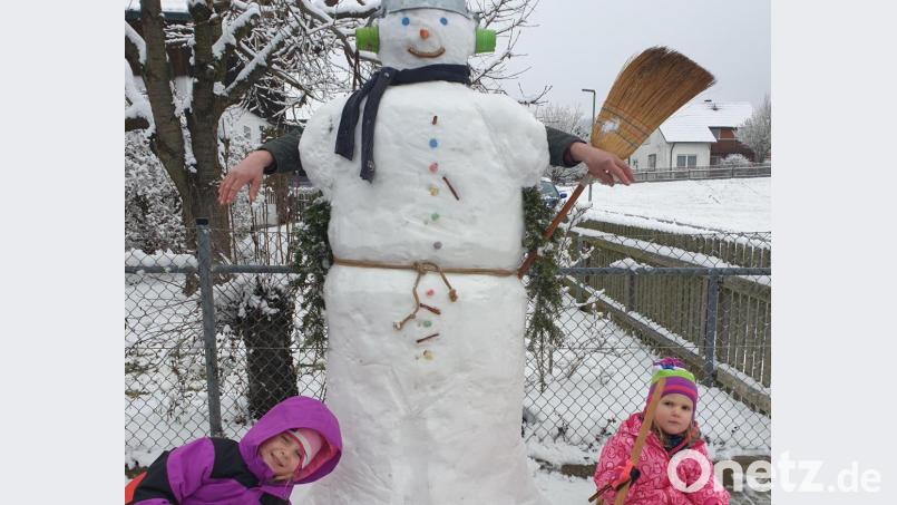 Lilly und Emma aus Irchenrieth haben gemeinsam mit ihrem Papa diesen Schneeriesen gebaut. Bild: Andrea Forster
