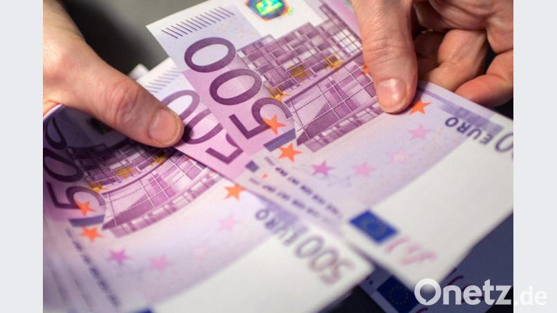 Ein Mann hat vor der Sparkasse seinen 500 Euro-Schein verloren. Symbolbild: Matthias Balk/dpa