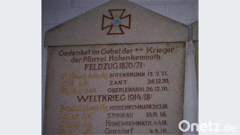 Auf einer Erinnerungstafel in der Hohenkemnather Pfarrkirche (Gemeinde Ursensollen) wird an drei Gefallene aus der Pfarrei im Krieg 1870/71 erinnert. Bild: schß