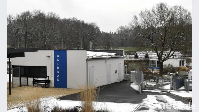 Im Winter ist das Waldbad sowieso geschlossen. Das wird sich jedoch auch im kommenden Sommer nicht ändern. Selbst wenn die Corona-Pandemie es zuließe - wegen der Bauarbeiten ist die Badesaison 2021 vollständig gestrichen. Bild: Petra Hartl