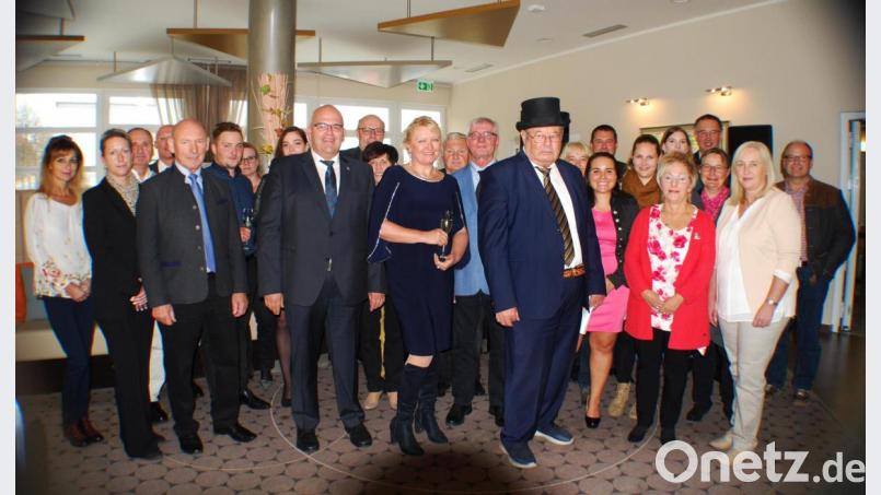 Zum 80. Geburtstag von Alois Zimmermann (mit Zylinder) gratulierten Mitarbeiter und Unterstützer seines Projekts „Hotel Pyramide“,unter anderem Partnerin Marta Mišiková, Bürgermeister Klaus Meyer und der 2. Bürgermeister der Stadt Waldsassen Karlheinz Hoyer (ganz vorne, von rechts). Bild: enz