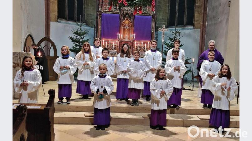 Die Oberministranten freuen sich zusammen mit Pfarrer Hannes Lorenz (rechts hinten) über den Nachwuchs in der Gemeinschaft der Ministranten in St. Johannes in Nabburg. Bild: bph