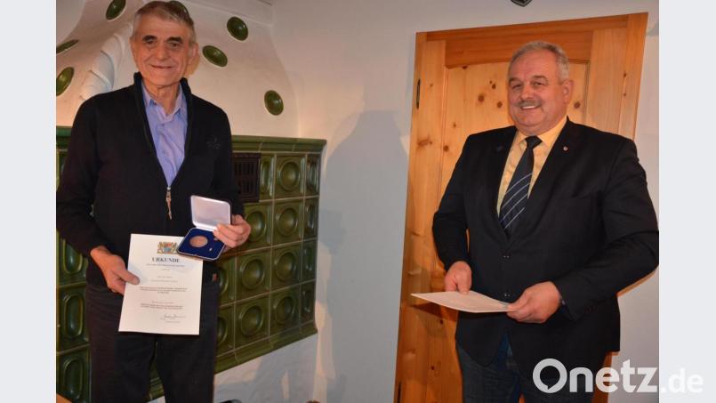 Für seine Verdienste um die kommunale Selbstverwaltung erhielt Alois Männer (links) die Ehrenmedaille und Verdienstnadel in Bronze des Bayerischen Innenministeriums. Dazu gratulierte auch Bürgermeister Johann Burger. Bild: jr