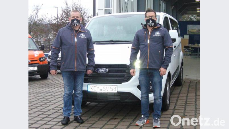 Die Verantwortlichen des Fördervereins Markus Schupfner (links) und Stefan Kuchenreuther (rechts) freuen sich über den Vereinsbus. Bild: hl
