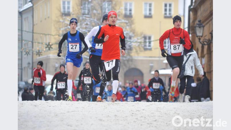 Typisch Silvesterlauf: Schneebedeckte Innenstadt, kurze Hosen. Archivbild: ref