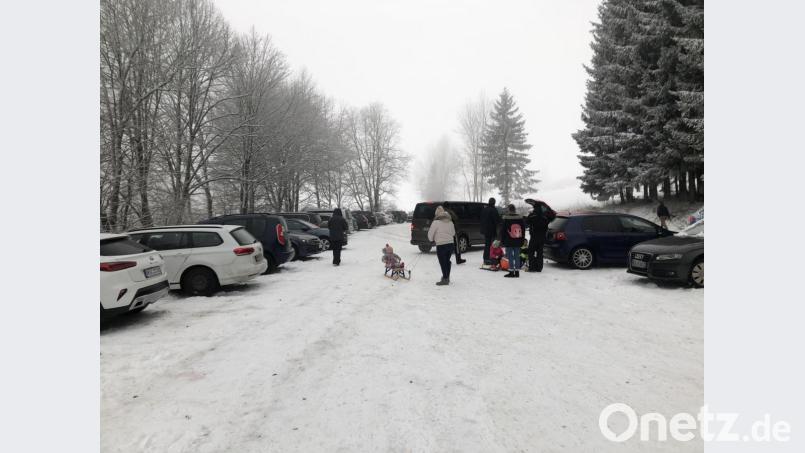 Der Parkplatz des Ski- und Snowboardzentrums Fahrenberg war am Sonntag dicht belagert. Nicht immer wurden der vorgeschriebene Abstand von 1,5 Metern zwischen den Autos eingehalten. Dienststellenleiter Martin Zehent von der Polizeiinspektion Vohenstrauß war selbst vor Ort und sorgte im persönlichen Gespräch mit den Ausflüglern für die Einhaltung der Vorschriften. Bild: ck