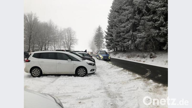 Die Polizeiinspektion Vohenstrauß fuhr am Wochenende am Fahrenberg vermehrt Streife und achtete vor allem darauf, dass die Abstände zwischen den parkenden Autos eingehalten wurden. Bild: ck