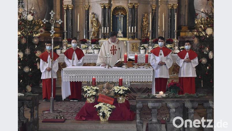 Jubiläum in Zeiten von Corona: Pfarrer Markus Flasinski zelebrierte im Beisein von Ministranten den Festgottesdienst. Der Kloster-Ort Michelfeld war vor 900 Jahren zu einer Pfarrei geworden. Bild: sck