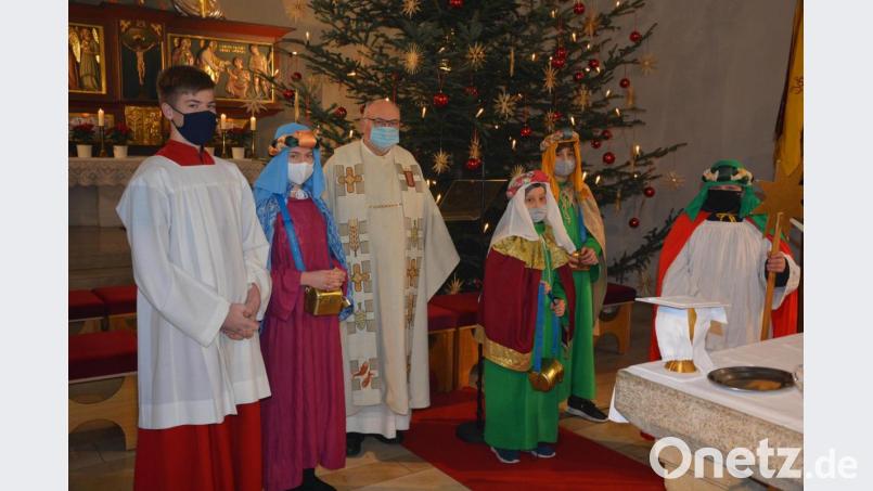 Am Ende des Dreikönigsgottesdienstes verkündeten die Sternsinger den Gläubigen die frohe Botschaft von der Geburt Jesu. Stadtpfarrer Anton Witt (Dritter von links) dankte den Ministranten für ihren Einsatz. Nach dem Gottesdienst durften die Gläubigen die Utensilien für die Haussegnung mit nach Hause nehmen. Bild: jr