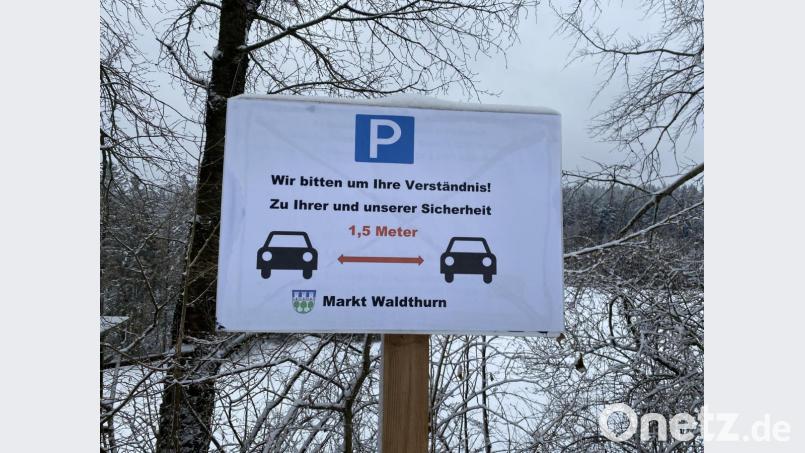 Mit Hinweisschildern will der Markt Waldthurn am Parkplatz des Ski- und Snowboardzentrums Fahrenberg für mehr Sicherheit sorgen. Bild: ck